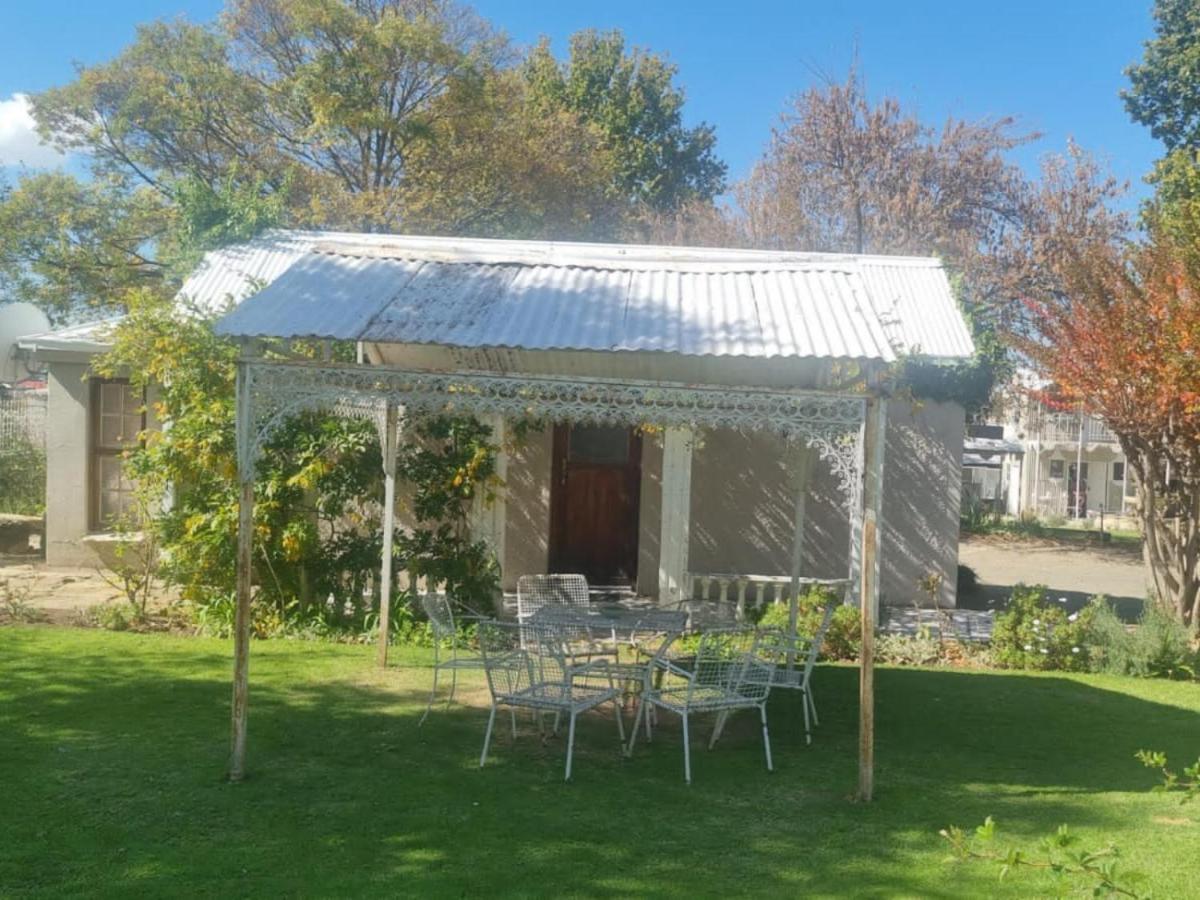 The Green Acorn Guest House Ficksburg Esterno foto
